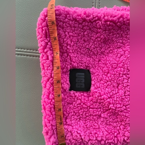 NWT - UGG Oversized Faux Shearling Scarf in Rock Rose - Picture 13 of 16